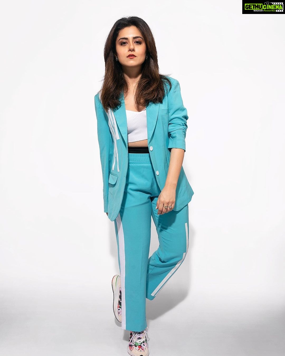 Riddhi Dogra Instagram - Went with our pitch to the Mumbai studios before the @fifaworldcup semi finals! Which team are you rooting for tonight #fifa #argentinavsfrance #wearingthewinningcolor #pitchersonzee5 Muah @shreyamakeupandhair 📸 @ashish_ojha_photography Styling @stylebysaachivj Team @styledbynikinagda Outfit @justbillibyrashmichhabra