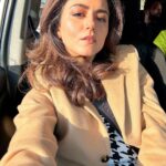 Riddhi Dogra Instagram - Warm. सर्दी की धूप और दिल्लीवालों का प्यार 🫶🥰🤗 #pitchersseason2 Overcoat @Gant Outfit @materialgbyprishakritika Styled by @stylebysaachivj Team @stylebyniti