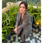 Riddhi Dogra Instagram - Why can’t we add music to multiple photos?!!!! Name a song the pictures remind you of. Let’s make this post musical 🎶🥰🤩 Yesterday in Kolkata for #lakadbaggha Hello photo-bomber @theanshumanjha H & M @makeupartist_prasenjit Outfit @gulabo_jaipur Jewellery @silverpalace_jewels Styled by @stylebysaachivj Team @sanzimehta777