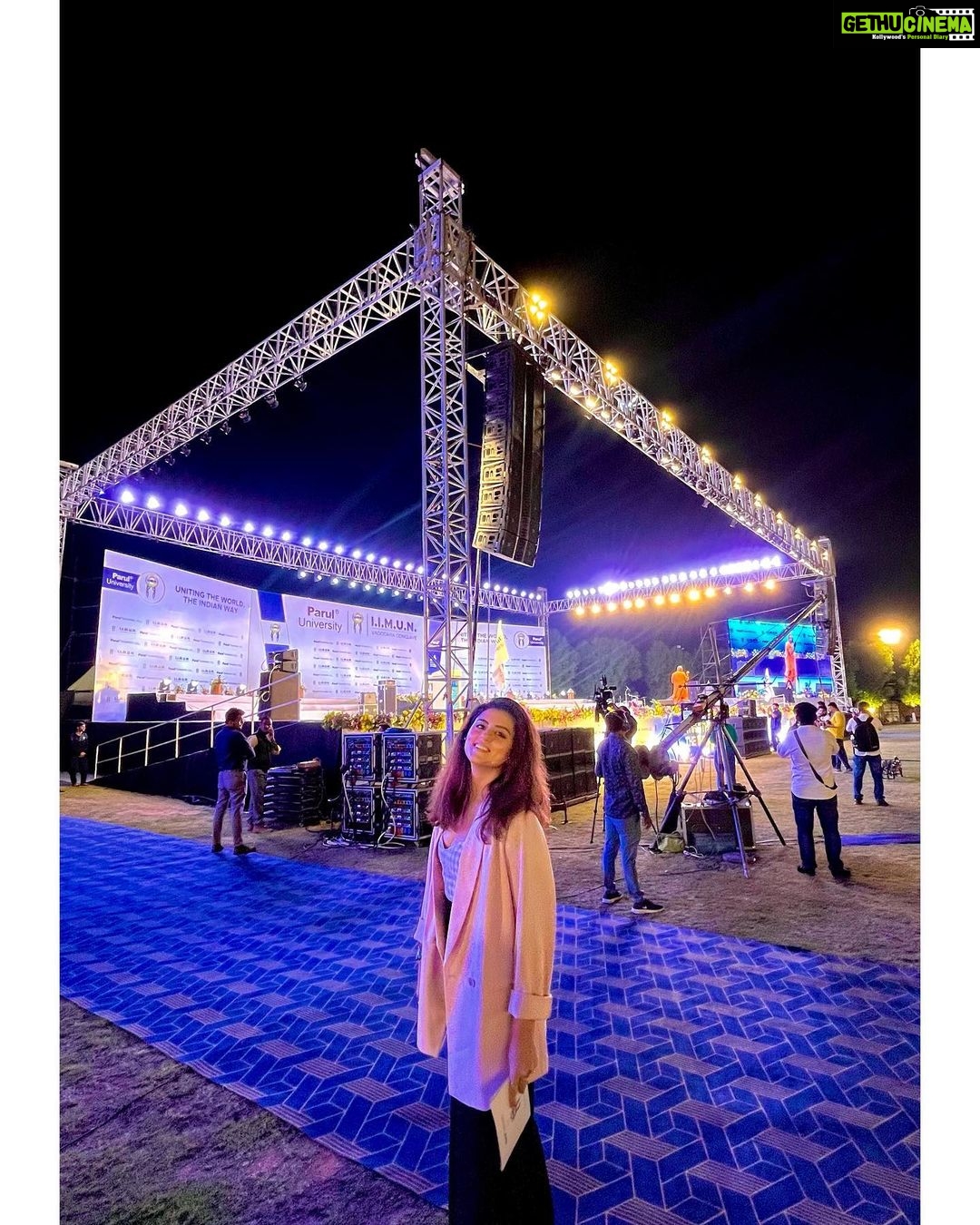 Riddhi Dogra Instagram - The stage recharges me like nothing Else and I have @iimunofficial to thank for this one . Thank you for having me co host with my dearest @ravidubey2312 @rishabhshah2012 I’m sorry for not being a good phone person but I truly am always there for you, for the students and for everything you do at @iimunofficial Thank you @paruluniversity and to all the prominent speakers I had the privilege of sharing the day with. @rishabhshah2012 @gaurgopaldas @lesleelewisofficial @ravidubey2312 @theamitsadh Vadodara, Gujarat, India