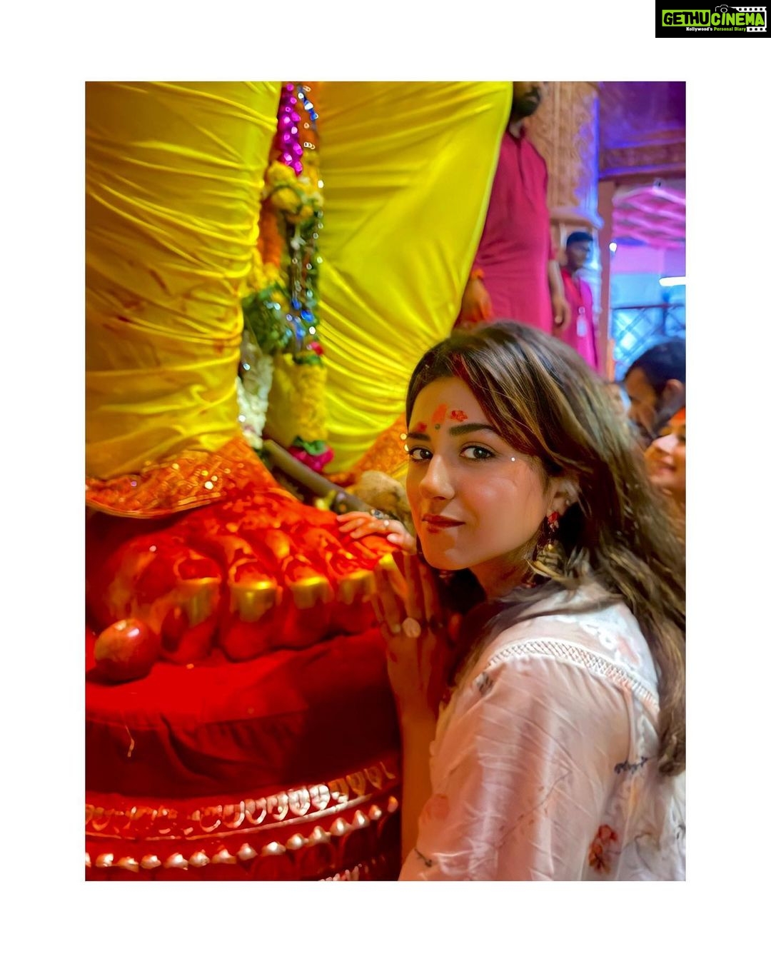 Riddhi Dogra Instagram - Lalbaugcha Raja ๐First time meeting you ๐บ Heart is so full ๐ Lalbaugcha Raja Sarvajanik Ganeshotsav Mandal
