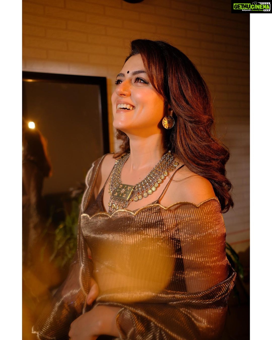 Riddhi Dogra Instagram - Stepping out of the house. But making it Dramatic!! Diwali Dramatic 🤩✨🪔😂 Love the pictures @ravii_dixit 📸 Styling @ananyaarora2013 @suta_bombay you know I love your entire collection. Past present and future 😍 Jewels @sangeetaboochra @minerali_store