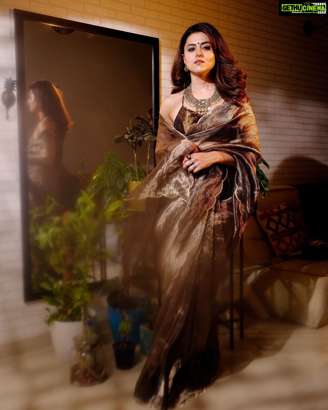 Riddhi Dogra Instagram - @iridhidogra looks resplendent in a @suta_bombay Saree Jewellery by @sangeetaboochra X @minerali_store . . Styled by @ananyaarora2013 X @theboltpr Photographed by @ravii_dixit Stylist Assitant: @mahekagandhi_16 Mumbai, Maharashtra