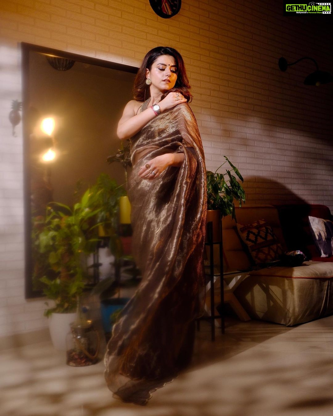 Riddhi Dogra Instagram - @iridhidogra looks resplendent in a @suta_bombay Saree Jewellery by @sangeetaboochra X @minerali_store . . Styled by @ananyaarora2013 X @theboltpr Photographed by @ravii_dixit Stylist Assitant: @mahekagandhi_16 Mumbai, Maharashtra