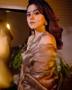 Riddhi Dogra Instagram - @iridhidogra looks resplendent in a @suta_bombay Saree Jewellery by @sangeetaboochra X @minerali_store . . Styled by @ananyaarora2013 X @theboltpr Photographed by @ravii_dixit Stylist Assitant: @mahekagandhi_16 Mumbai, Maharashtra