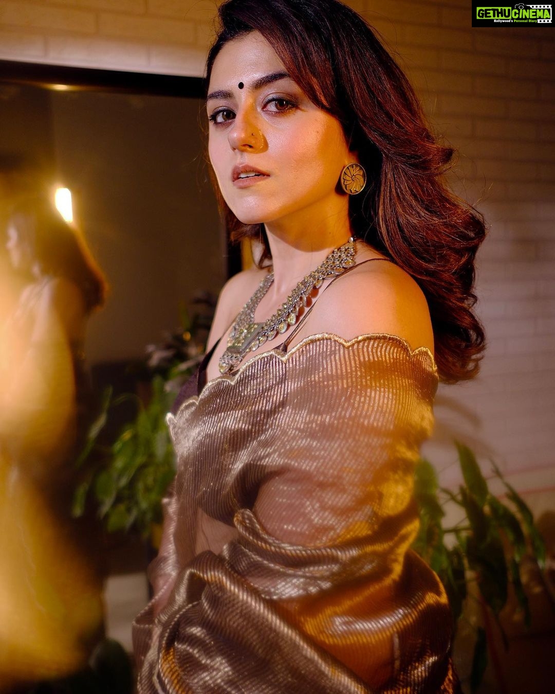 Riddhi Dogra Instagram - @iridhidogra looks resplendent in a @suta_bombay Saree Jewellery by @sangeetaboochra X @minerali_store . . Styled by @ananyaarora2013 X @theboltpr Photographed by @ravii_dixit Stylist Assitant: @mahekagandhi_16 Mumbai, Maharashtra