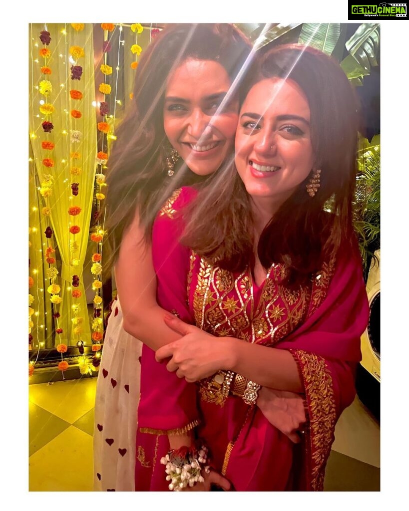 Riddhi Dogra Instagram - Lights. Love. Laughter. Dressing up. Sweets. Cards. Fooooood. What’s not to love about our culture and it’s festivals. First Diwali after shaadi for @karishmaktanna @varun_bangera and every bit of it was all things love. Thank you for having me girl ♥️✨🪔🧿🥰