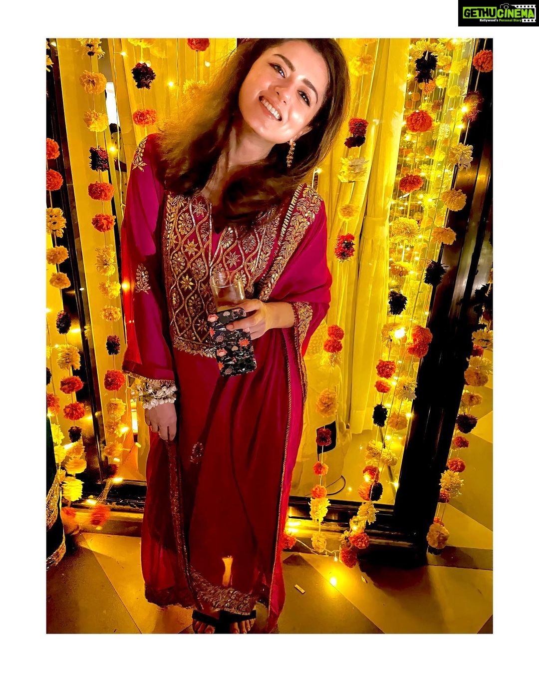 Riddhi Dogra Instagram - Lights. Love. Laughter. Dressing up. Sweets. Cards. Fooooood. What’s not to love about our culture and it’s festivals. First Diwali after shaadi for @karishmaktanna @varun_bangera and every bit of it was all things love. Thank you for having me girl ♥️✨🪔🧿🥰
