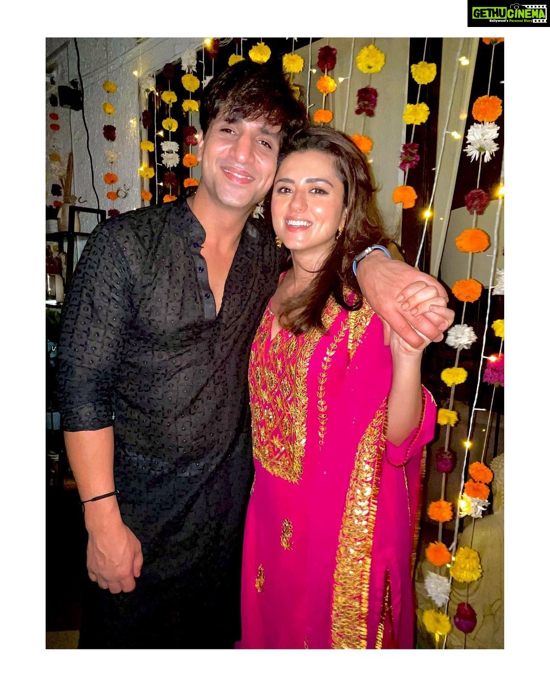 Riddhi Dogra Instagram - Lights. Love. Laughter. Dressing up. Sweets. Cards. Fooooood. What’s not to love about our culture and it’s festivals. First Diwali after shaadi for @karishmaktanna @varun_bangera and every bit of it was all things love. Thank you for having me girl ♥️✨🪔🧿🥰