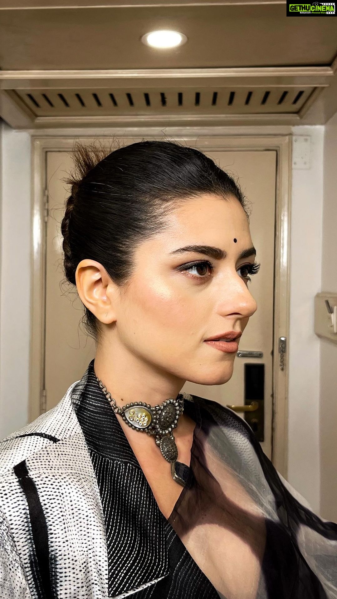 Riddhi Dogra Instagram - The stunner @iridhidogra for #kiff Styled by @stylebysaachivj . @makeupartist_prasenjit #actress #artist #makeupartist #makeupandhair #makeupartistprasenjit ❤️