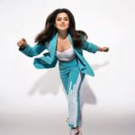 Riddhi Dogra Instagram - Went with our pitch to the Mumbai studios before the @fifaworldcup semi finals! Which team are you rooting for tonight #fifa #argentinavsfrance #wearingthewinningcolor #pitchersonzee5 Muah @shreyamakeupandhair 📸 @ashish_ojha_photography Styling @stylebysaachivj Team @styledbynikinagda Outfit @justbillibyrashmichhabra