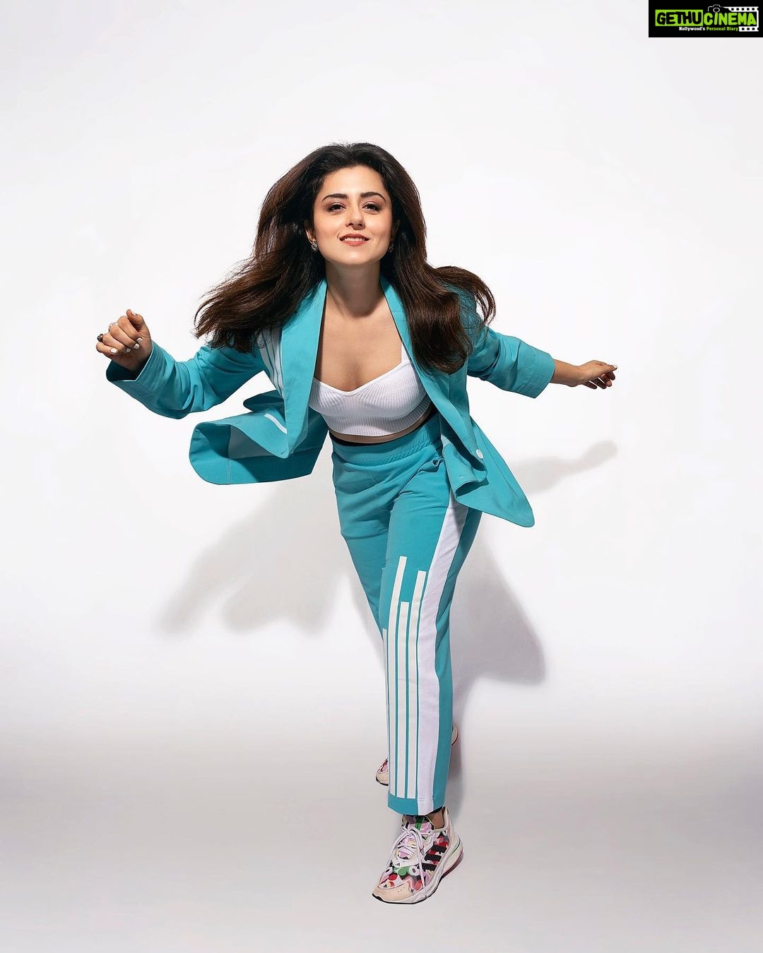 Riddhi Dogra Instagram - Went with our pitch to the Mumbai studios before the @fifaworldcup semi finals! Which team are you rooting for tonight #fifa #argentinavsfrance #wearingthewinningcolor #pitchersonzee5 Muah @shreyamakeupandhair 📸 @ashish_ojha_photography Styling @stylebysaachivj Team @styledbynikinagda Outfit @justbillibyrashmichhabra