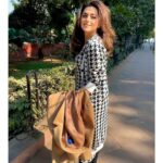 Riddhi Dogra Instagram - Warm. सर्दी की धूप और दिल्लीवालों का प्यार 🫶🥰🤗 #pitchersseason2 Overcoat @Gant Outfit @materialgbyprishakritika Styled by @stylebysaachivj Team @stylebyniti
