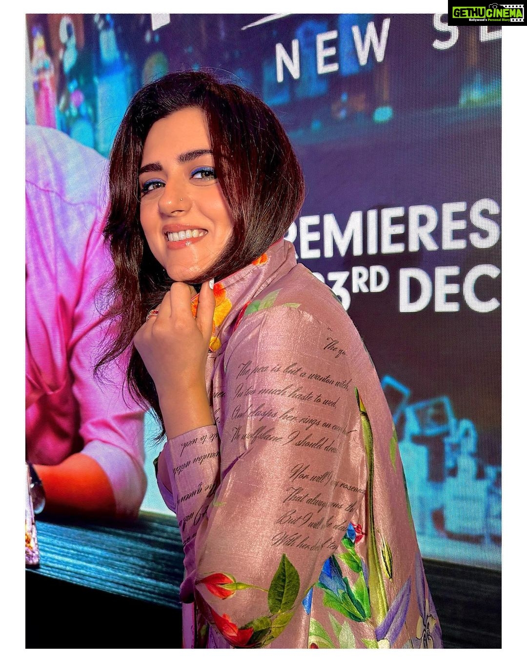 Riddhi Dogra Instagram - Pitchers season 2 ka trailer dekha kya? Link in bio Outfit @gazalguptacouture Styling @stylebysaachivj Muah @shreyamakeupandhair Jewellery @the_jewel_gallery Team @styledbynikinagda @Stylebyniti