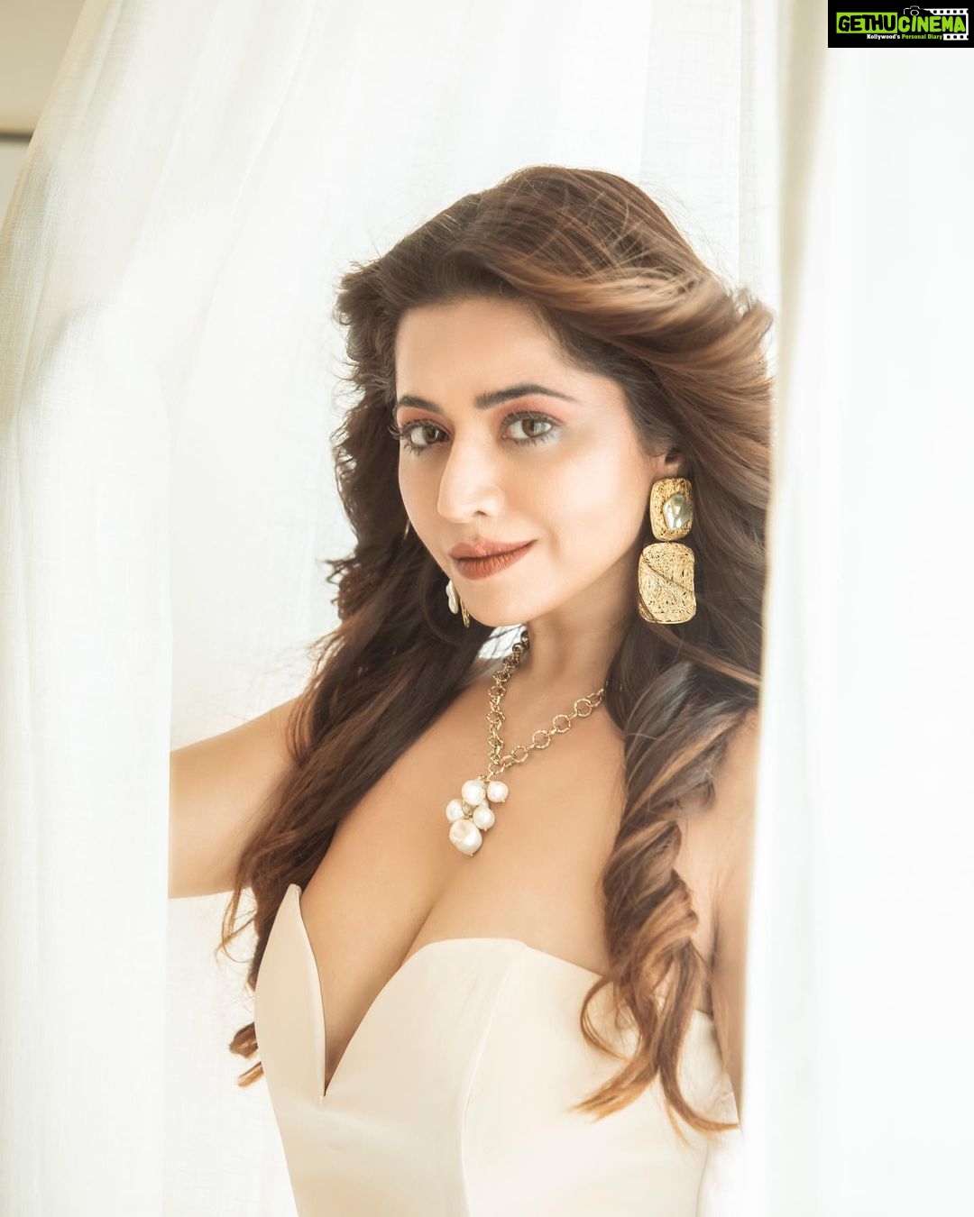 Ridheema Tiwari Instagram - But I will love you in this fire and blood And I will be the keeper of your smile π Outfit : @fashion_ivaahi Jewellery : @the_jewel_gallery Stylist : @instylewithaditi Make up & Hair : @rohini_makeupandhair πΈ: @ibphotography27 Location : @radissonblumumbaiairport #raiseatoast #glammakeup #goodtimesarehere #dreamy #happyness ##ridhiematiwari Radisson Blu Mumbai International Airport