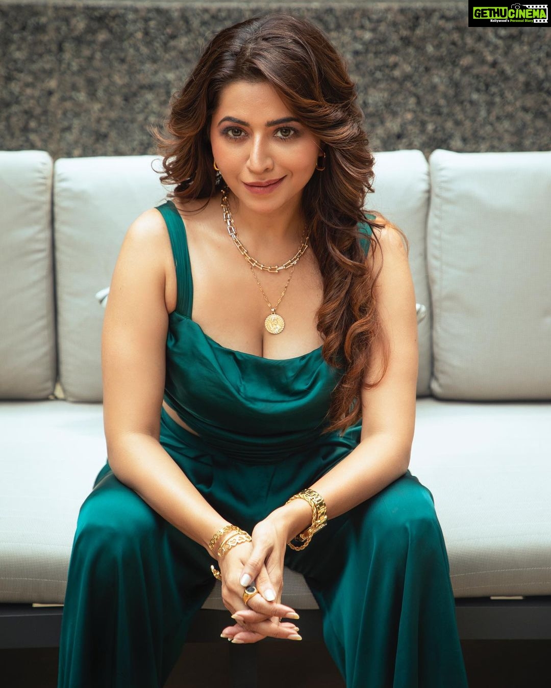 Ridheema Tiwari Instagram - New Beginnings with Festivities ππππππππππππ Outfit : @kayjaybykritika Jewellery @viariaccessories Stylist @instylewithaditi π& Hair : @rohini_makeupandhair πΈ : @ibphotography27 Location: @radissonblumumbaiairport #emaraldgreen #fashionstyle #newweeknewgoals #diva #ridhiematiwari #indianactress Radisson Blu Mumbai International Airport