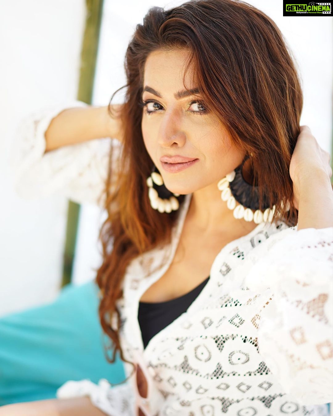 Ridheema Tiwari Instagram - Friday thrill ππ»ππ»ππ» Cover up : @angelcroshet_swimwear Earrings : @blingthingstore Styling : @instylewithaditi πΈ : @mi_abhishek_joshi #fridaymood #ridhiematiwari Avani+ Khao Lak Resort