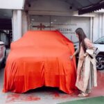 Riya Sharma Instagram - Dreams do come true ✨ 9•10•2022 A journey full of hardwork, tears, smiles, laughter, heartbreak, making mistakes, learning and unlearning. 5 saal pehele aai thi sapne lekar Is safar ne bacche se bada kab bana Diya, pata hi nahi chala. Khuli aankho se sapne dekhte dekhte kab hakikat mein Badal gae pata hi nahi chala. Na jane aaise kya karm kiye bhagwan jo itna Sab de diya Sapno ko hiqikat mein Badalne wale is anjaan sheher ne kitna kuch sikha Diya, Kitno ne hath pakda aur kitno ne chod Diya. Khushi bas is baat ki hai mere Sai ki apne Thame rakha. Jo sapne dekhne ki himmat nahi thi vo bhi pure kiye. Kaise shuriyaada karun Mai bhagwan tera, meri Maa jaisi Maa di, mere doston jaise dost diye. Aaisi khushiyo me kabhi bhavuk Hokar, bhulungi nahi Jo bhi galtiya kar jiska dil dukhaya. Pashyatap kar khadi hun hath jodkar. Ye toh bas mere is safar ki shuruwat hai aaisa mankar chal rahi hun. Hath mat chodna itneme mera, Meri Maa ke aankho me humesha sirf khushiyo ke aansu Ho, bas itna kabil bana Dena. Welcoming my 2nd baby Newest edition to the family, many more to come 🥂🧿✨ #blackbeauty #grateful #thankyougod 🧿🙏🏻🤍 Mumbai, Maharashtra