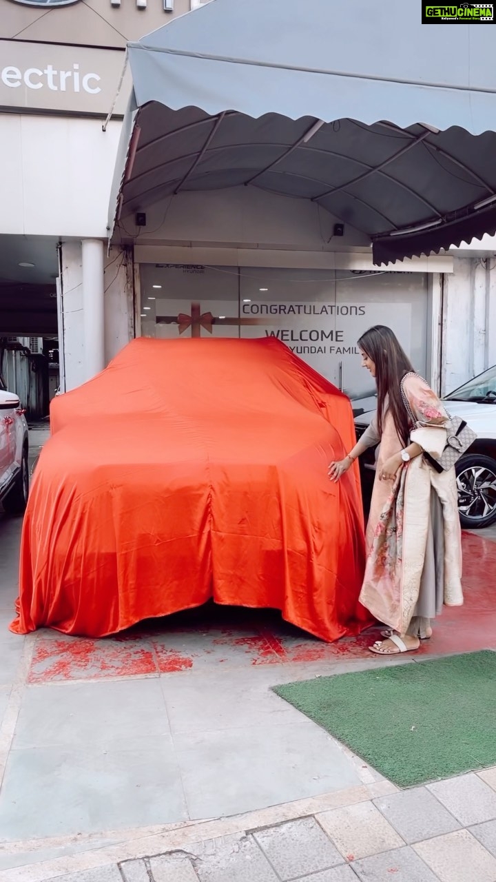 Riya Sharma Instagram - Dreams do come true β¨ 9β’10β’2022 A journey full of hardwork, tears, smiles, laughter, heartbreak, making mistakes, learning and unlearning. 5 saal pehele aai thi sapne lekar Is safar ne bacche se bada kab bana Diya, pata hi nahi chala. Khuli aankho se sapne dekhte dekhte kab hakikat mein Badal gae pata hi nahi chala. Na jane aaise kya karm kiye bhagwan jo itna Sab de diya Sapno ko hiqikat mein Badalne wale is anjaan sheher ne kitna kuch sikha Diya, Kitno ne hath pakda aur kitno ne chod Diya. Khushi bas is baat ki hai mere Sai ki apne Thame rakha. Jo sapne dekhne ki himmat nahi thi vo bhi pure kiye. Kaise shuriyaada karun Mai bhagwan tera, meri Maa jaisi Maa di, mere doston jaise dost diye. Aaisi khushiyo me kabhi bhavuk Hokar, bhulungi nahi Jo bhi galtiya kar jiska dil dukhaya. Pashyatap kar khadi hun hath jodkar. Ye toh bas mere is safar ki shuruwat hai aaisa mankar chal rahi hun. Hath mat chodna itneme mera, Meri Maa ke aankho me humesha sirf khushiyo ke aansu Ho, bas itna kabil bana Dena. Welcoming my 2nd baby Newest edition to the family, many more to come π₯π§Ώβ¨ #blackbeauty #grateful #thankyougod π§Ώππ»π€ Mumbai, Maharashtra