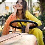 Riya Sharma Instagram - Kari di ni care, poori baabe di aa mehar 💛✨ Picture credits: loml @aakanksha.pal5 ❤️❤️❤️ Mumbai, Maharashtra