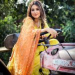 Riya Sharma Instagram - Kari di ni care, poori baabe di aa mehar 💛✨ Picture credits: loml @aakanksha.pal5 ❤️❤️❤️ Mumbai, Maharashtra