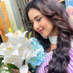 Riya Sharma Instagram - Honey bees and flowers please! 🌸🍂 Makeup by:- ME 💁🏻‍♀️ #ismellspring #flowerbaby Mumbai, Maharashtra
