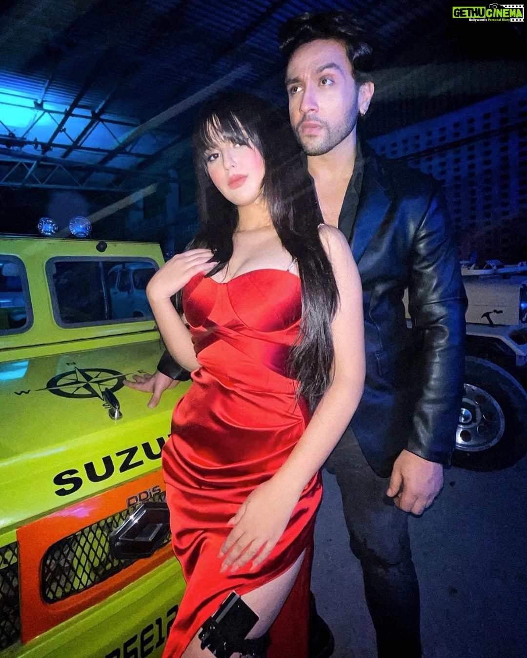 Riya Sharma Instagram - Are you ready to con the world baby? β€οΈβπ₯ #KONMAN #newproject π₯ @dir_prince_dhiman @prakashjproductions @pen.paperscissorsentertainmnet @jhadisha @riyasharmaa_09 @adhyayansuman . . #StyledByMallaikaa @mallaikaa07 β€οΈβπ₯ asst by: @bhavyaakrishnan Hair and Makeup: @sanky_hmua Managed by: @mallaikaa07