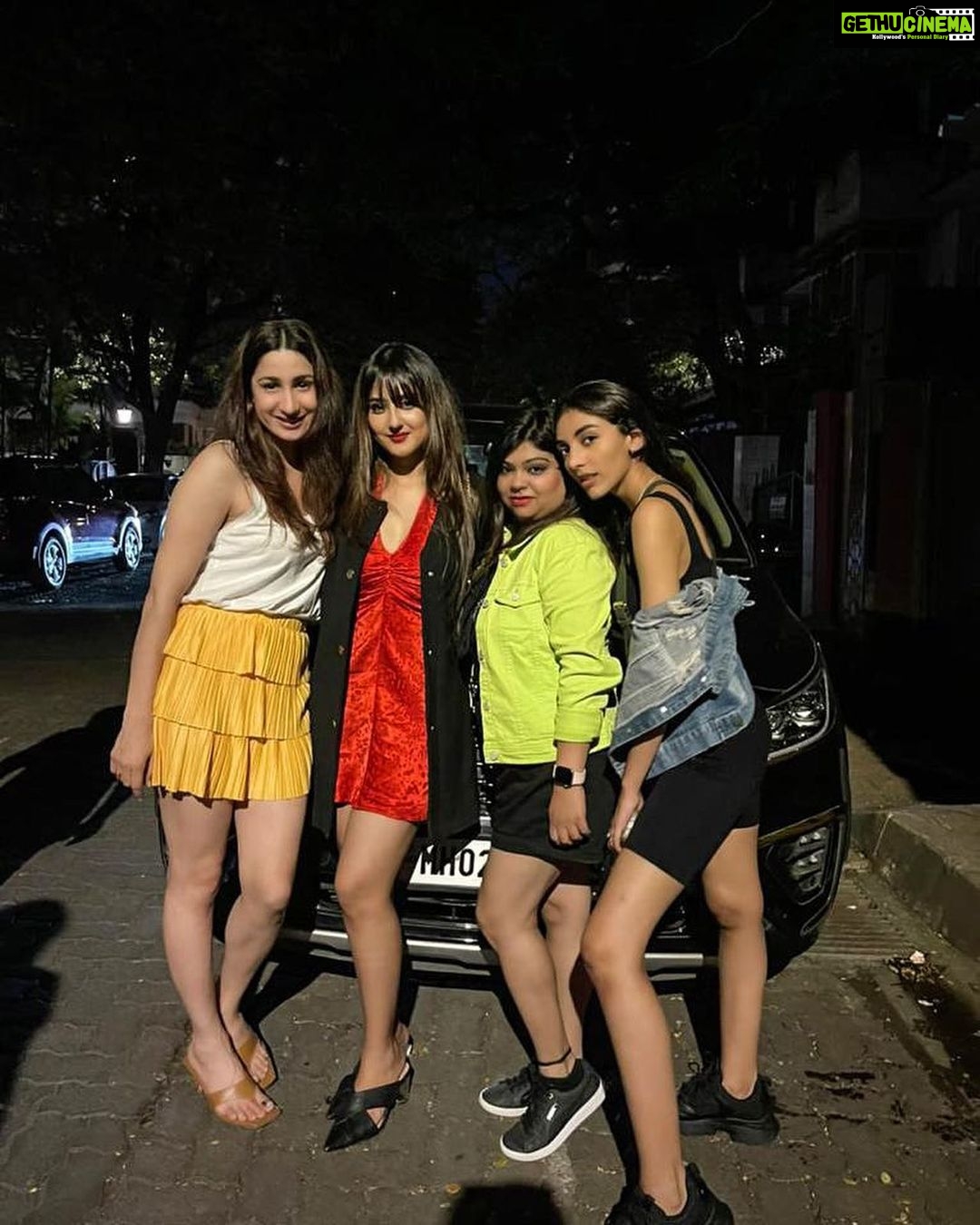Riya Sharma Instagram - My #23rd ✨🥂 Thankyou for making it so special and unforgettable ✨❤️ My mains ❤️ Also, so so grateful for all the wishes, blessings and the cutest presents! Aap hain toh main hun Shukriya 🙏🏻❤️ Love you guys with all my heart ❤️ @adhyayansuman @mallaikaa07 @paintmomzy @gauravmonga13 @jhadisha @jaikumartawrani @bhoomika1412 @aakanksha.pal5 @aniami_sinha @alankapoor @komalkundarofficial @sumit.sharnagat The Game Palacio