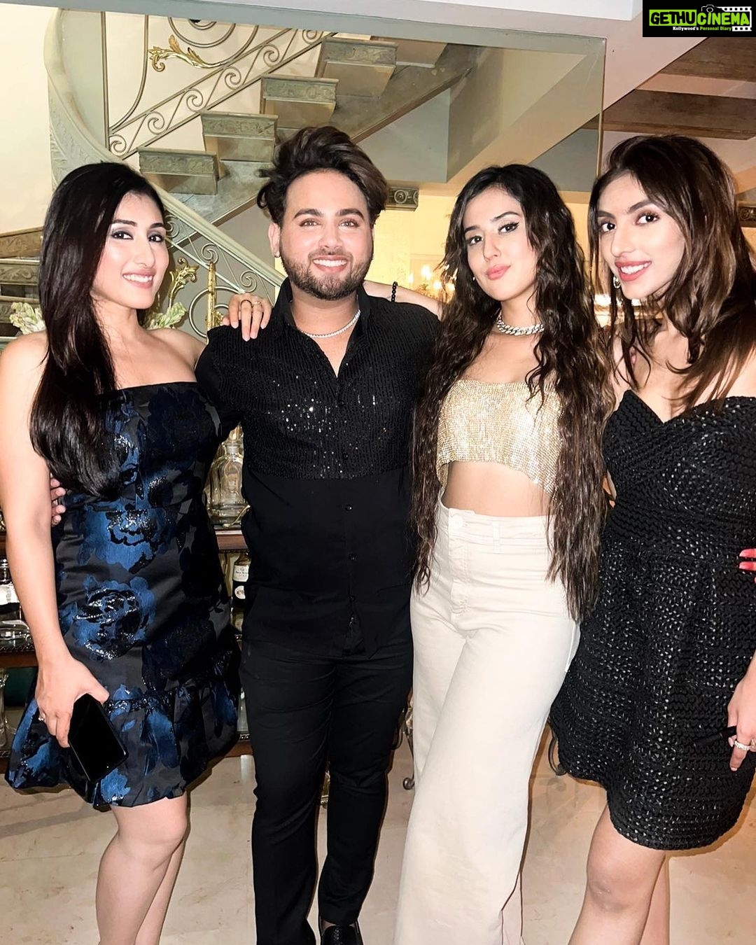 Riya Sharma Instagram - The big boss affair ๐๏ธ @shekhusuman @alkaline_namyo ty for yet another one of your amazing parties ๐ซ๐ค @adhyayansuman @mallaikaa07 the best hosts ever! โ๏ธ @sanky_hmua @mallaikaa07 @nidhibhavsar_official ๐ค๐ค๐ค๐ค #friendslikefamily #ootn #biggboss16 Mumbai, Maharashtra