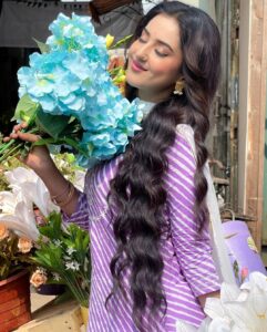 Riya Sharma Instagram - Honey bees and flowers please! 🌸🍂

Makeup by:- ME 💁🏻‍♀️

#ismellspring #flowerbaby