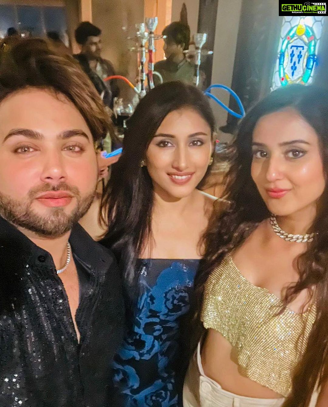 Riya Sharma Instagram - The big boss affair ๐๏ธ @shekhusuman @alkaline_namyo ty for yet another one of your amazing parties ๐ซ๐ค @adhyayansuman @mallaikaa07 the best hosts ever! โ๏ธ @sanky_hmua @mallaikaa07 @nidhibhavsar_official ๐ค๐ค๐ค๐ค #friendslikefamily #ootn #biggboss16 Mumbai, Maharashtra
