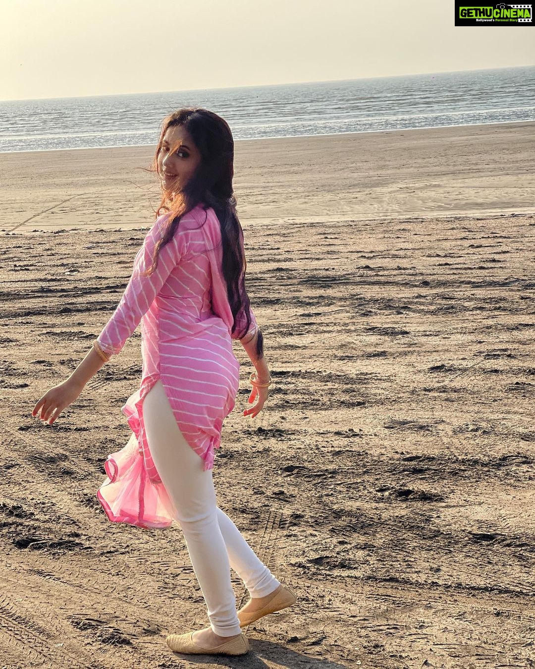 Riya Sharma Instagram - Mornin’ 🌼 Bhuigaon Beach