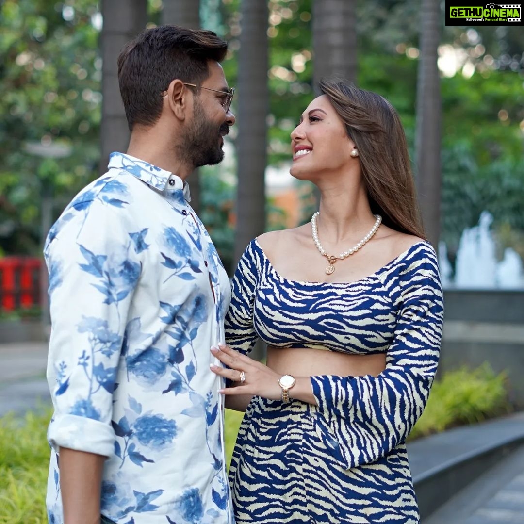 Rochelle Rao Instagram - Full Monsoon feels in this @howwhenwearclothing outfit from our candid shoot with @officialhumansofbombay by @kutbudgram ... love "romancing u" in the rain by baby @keithsequeira