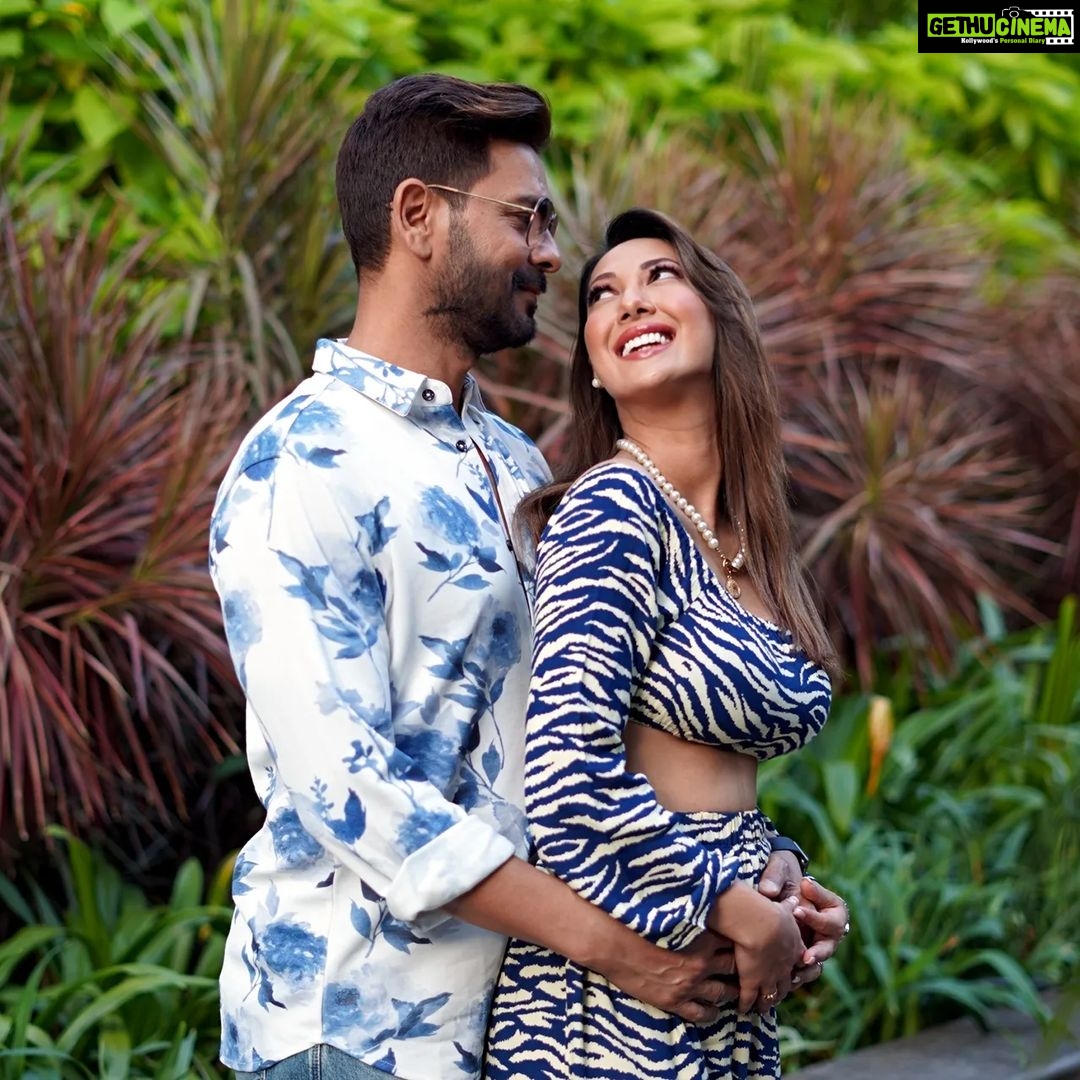 Rochelle Rao Instagram - Full Monsoon feels in this @howwhenwearclothing outfit from our candid shoot with @officialhumansofbombay by @kutbudgram ... love "romancing u" in the rain by baby @keithsequeira