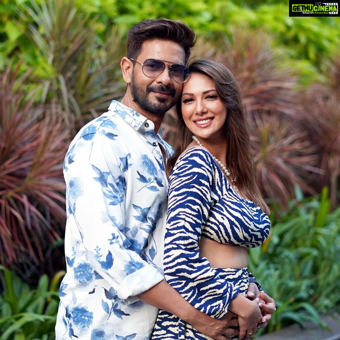 Rochelle Rao Instagram - Full Monsoon feels in this @howwhenwearclothing outfit from our candid shoot with @officialhumansofbombay by @kutbudgram ... love "romancing u" in the rain by baby @keithsequeira