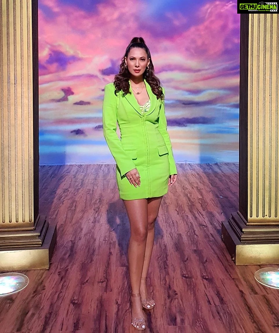 Rochelle Rao Instagram - We had a blast shooting tonights episode! And loved having the glamourous @theshilpashetty the cute @shirleysetia & handsome @abhimanyud on India's laughter champion! Styled by @anishagandhi3 @rochelledsa Assisted by @styledbynishhh HMU @sharaddhamnaskar @salunkhevaishali #rochelle #rochelleonilc #rochelleraosequeira #rochellerao #anchormode #comedy #indiaslaughterchampion