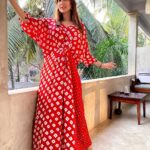 Rochelle Rao Instagram – It’s definitely kaftan season with this heatwave right now.. calling the rain! We need you!! @thepotplantclothing loved this comfortable, cool, pretty kaftan, was perfect for my #goatrip 
 @sonyashaikh thank you for introducing me to this brand that creates sustainable inclusive fashion and support Indian artisans & craftsman. 

#sustainablefashion
#handmadewithlove
#indianartisans #madeinindia #indiantextiles #lotteryontkss #rochellerao #sustainability
