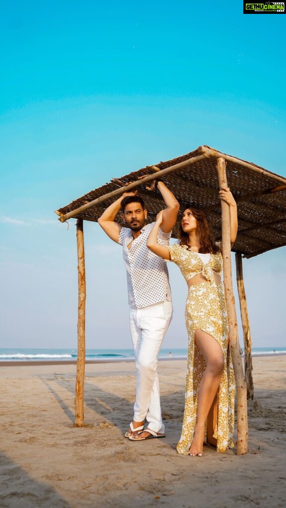 Rochelle Rao Instagram - Sunrise 🌅 on the beach and your Love 💕 posing besides you - ⚠️ Proof yet again that the best things in life are free ? Tell me what you think ? Wearing @selectedindia wifey wearing @howwhenwearclothing shot by @shivam_naik_shirodkar edited by @being_flamingo @flamingo.productions . #happysundayeveryone #happy #beachstyle #dappermen Saz on the Beach