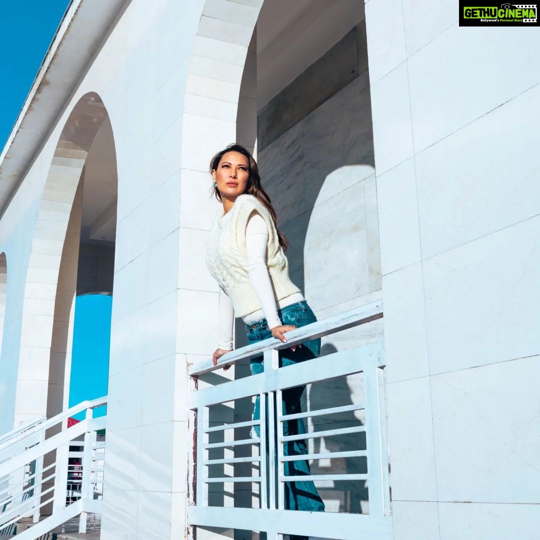 Rochelle Rao Instagram - When u feel like ur surrounded in darkness just remember all it takes is one act of Love, to bring you into the light...take that step today! #loveandlight #prayingforukraine @being_flamingo @flamingo.productions Wearing @veromodaindia