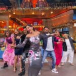 Rochelle Rao Instagram – Bringing in Christmas with #dancemerirani with the one and only @norafatehi & super talented @gururandhawa ..check out @kapilsharma first dance reel!! 
#kapilsharmashow @krushna30 @kikusharda Kapil Sharma Show Goregaon Film City