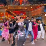 Rochelle Rao Instagram - Bringing in Christmas with #dancemerirani with the one and only @norafatehi & super talented @gururandhawa ..check out @kapilsharma first dance reel!! #kapilsharmashow @krushna30 @kikusharda Kapil Sharma Show Goregaon Film City