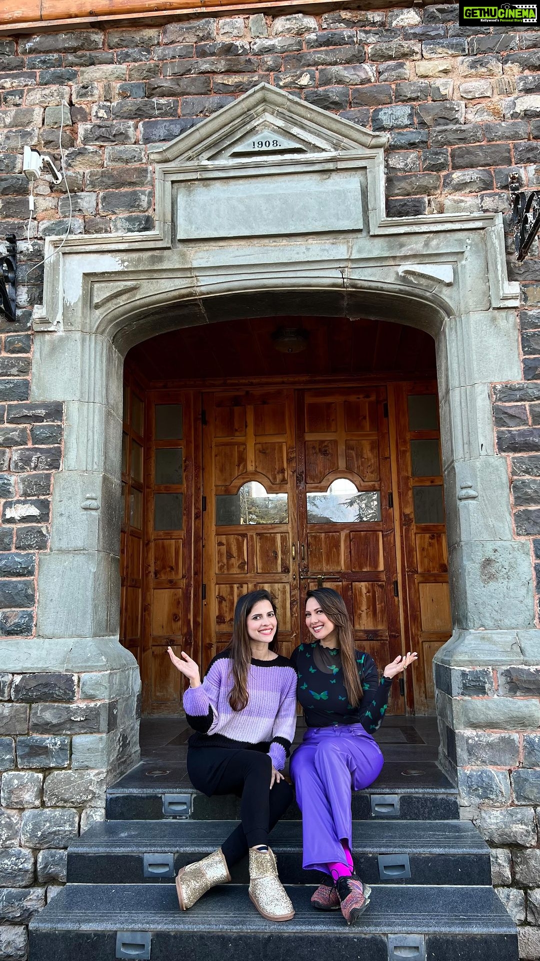 Rochelle Rao Instagram - Touristy to the next level! Sisters enjoying Shimla! Loving the purple vibe from @onlyindia 💜 . . #VjPaloma #TravelDiaries #RaoSisters #RochelleRao #OnlyIndia #Shimla