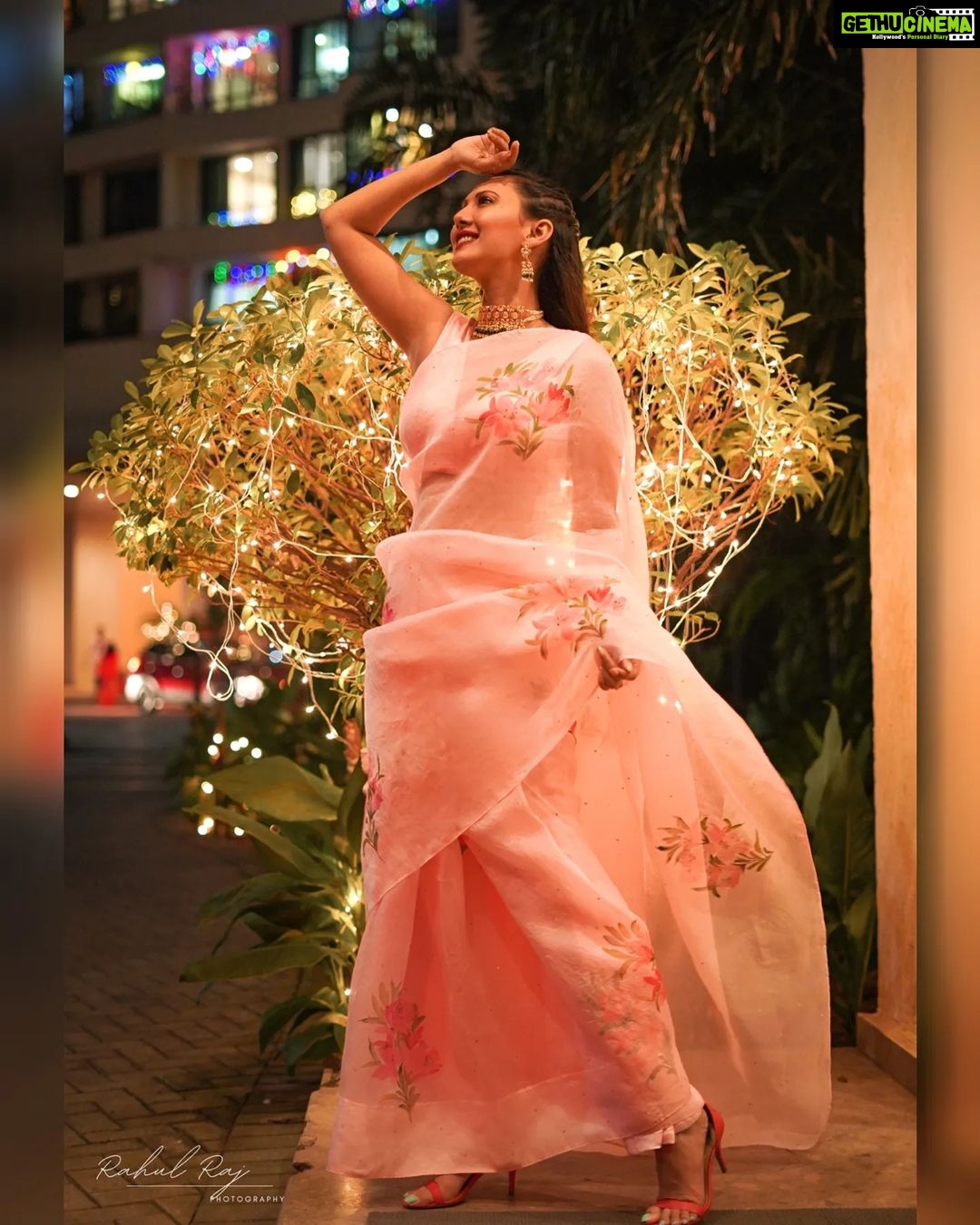 Rochelle Rao Instagram - That Bollywood Feeling in my @muksweta sari and @maejewellery accessories... now you guys can really compare between yesterdays look and this and give me your opinion pleaaase!! Thanks @sonyashaikh @thelittlebaublebox for organizing this look!