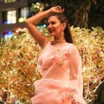Rochelle Rao Instagram – That Bollywood Feeling in my @muksweta sari and @maejewellery accessories… now you guys can really compare between yesterdays look and this and give me your opinion pleaaase!! Thanks @sonyashaikh @thelittlebaublebox for organizing this look!