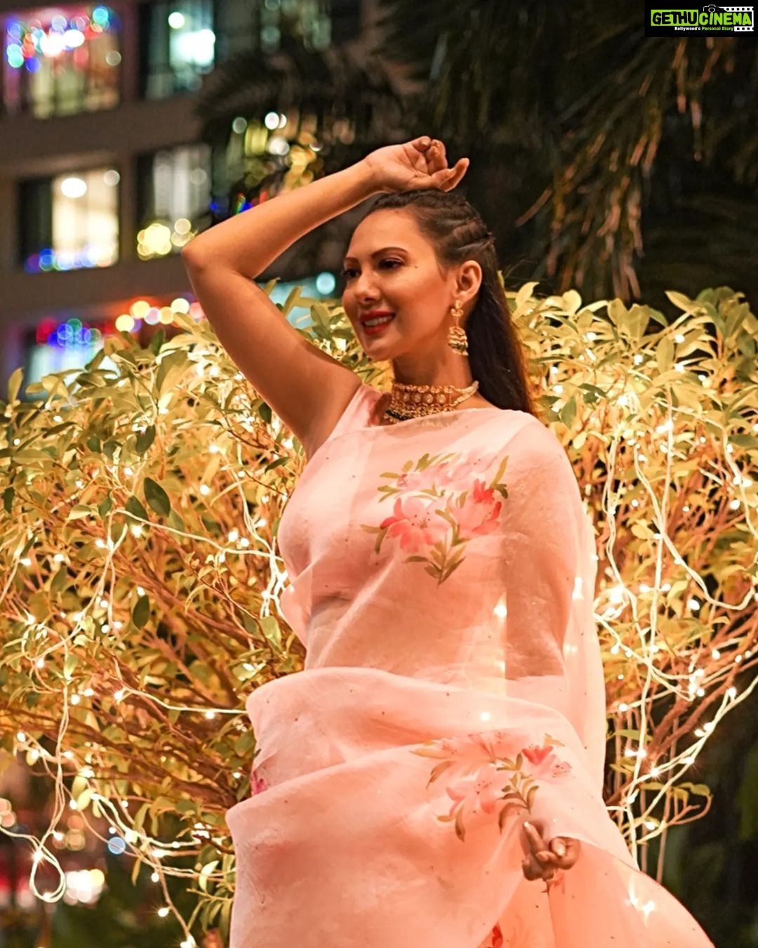 Rochelle Rao Instagram - That Bollywood Feeling in my @muksweta sari and @maejewellery accessories... now you guys can really compare between yesterdays look and this and give me your opinion pleaaase!! Thanks @sonyashaikh @thelittlebaublebox for organizing this look!