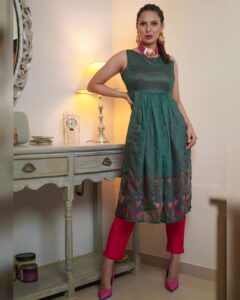Rochelle Rao Instagram - I've always thought I looked best in a sari but this elegant piece from @springdiariesstore I wore for Diwali make me wonder... thoughts? Wearing @maejewellery X @thelittlebaublebox Jewellery @blushbee_beauty Lipstick
