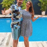 Rochelle Rao Instagram - Pool pe fool 🌸 … I’m too cool for school 💪🏻 What say . Think I’m asking for trouble ? 😈 🤪 #funnyreels #funnyvideos #couples