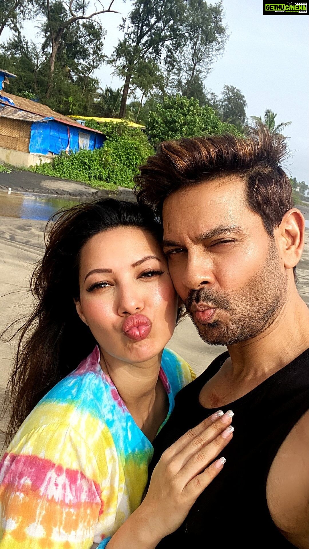 Rochelle Rao Instagram - Let’s just all be mad and stupid and fun … enjoy your weekend you’ll 😘💝 Rochelle outfit @howwhenwearclothing Tag the person you would like to do this with in the comments 😜 #beachbum #beachbabe #weekend #weekendvibes #funnyreels