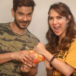 Rochelle Rao Instagram - #couples #chip #wars ⚠️ no animals were harmed in the filming of this video 😜😇 Anyone else relate to this ? 😂😂 #funnyreels #funvideo #playtime #backfire