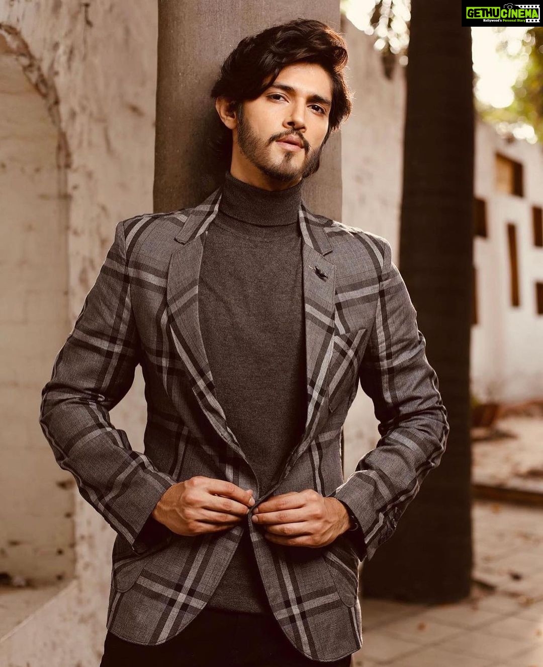 Rohan Mehra Instagram - In a world full of trends, I want to remain a classic ☑️ . #rohanmehra #lookoftheday #classic #vintagestyle